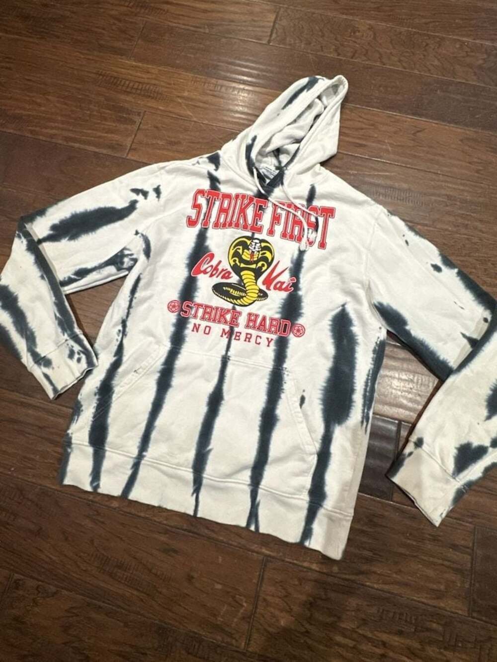 Bioworld Cobra Kai Strike First Hoodie Size M (38/40)